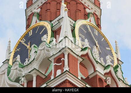 Due facce di clock su Spasskaya o Salvatore Torre Piazza Rossa Mosca Russia Foto Stock