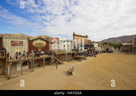 Tourist in attesa per lo spettacolo di Tabernas Mini Hollywood. Foto Stock