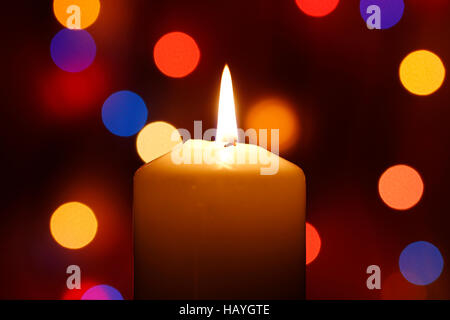 Christmas candle, con bokeh luci spot in background Foto Stock