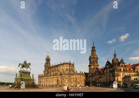 Dresda: la piazza del teatro con la statua equestre di re Giovanni, Cattedrale (chiesa di corte), il castello con la casa torre (da sinistra a destra), , Sachsen, Sassonia Foto Stock