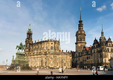 Dresda: la piazza del teatro con la statua equestre di re Giovanni, Cattedrale (chiesa di corte), il castello con la casa torre (da sinistra a destra), , Sachsen, Sassonia Foto Stock