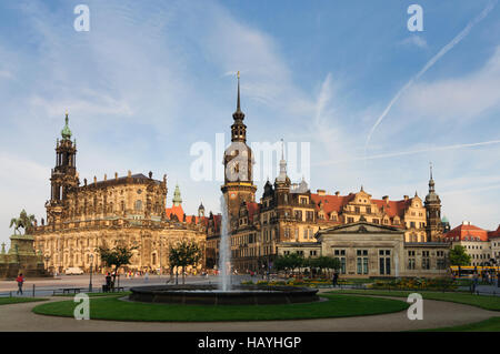 Dresda: la piazza del teatro con la statua equestre di re Giovanni, Cattedrale (chiesa di corte), il castello con la casa torre e la città vecchia guardia (da sinistra a destra) Foto Stock