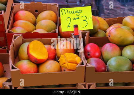 Di mango fresco in scatole di cartone sul contatore Foto Stock