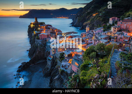 Borgo di Vernazza. Immagine di Vernazza (Cinque Terre, Italia), durante il tramonto. Foto Stock