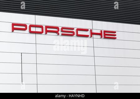 Porsche logo su una parete di un edificio Foto Stock