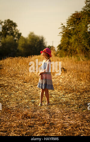 Ragazza in piedi in cornfield Foto Stock