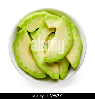 Ciotola di fette di avocado isolati su sfondo bianco, vista dall'alto Foto Stock