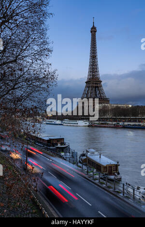 Torre Eiffel al crepuscolo con il Fiume Senna e auto sentieri di luce. Parigi, Grenelle, settimo arrondissement, Francia Foto Stock