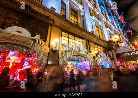 Macy's (Department Store) con le luci di Natale e vacanze finestra Visualizza. Midtown Manhattan, a New York CIty Foto Stock