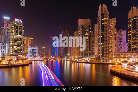 Serata colorata in Dubai Marina, Dubai, Emirati Arabi Uniti Foto Stock