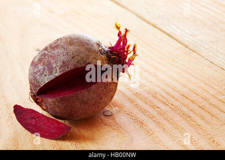 La barbabietola rossa fresca isolato. Foto Stock