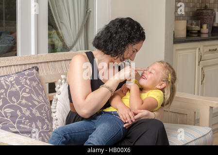 Madre e figlia sul patio Foto Stock