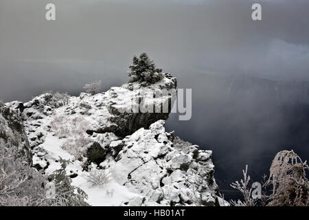 WA12914-00...WASHINGTON - la neve che ricopre il rock-pile vicino alla vetta del Monte Si in Cascade Mountains. Foto Stock