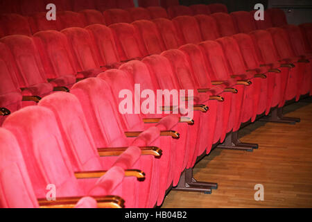 Colore rosso vuoto movie theater sedie in fila Foto Stock