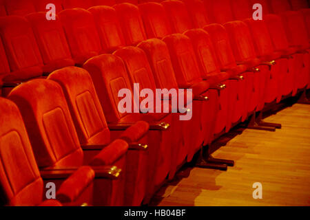 Colore rosso vuoto movie theater sedie in fila Foto Stock