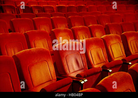 Colore rosso vuoto movie theater sedie in fila Foto Stock