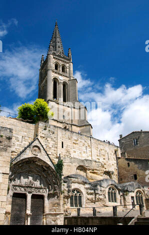 Arco in pietra e la torre campanaria della storica chiesa monolitica sulla Place de l'Eglise, Saint-Émilion, Gironde, Francia, Europa Foto Stock