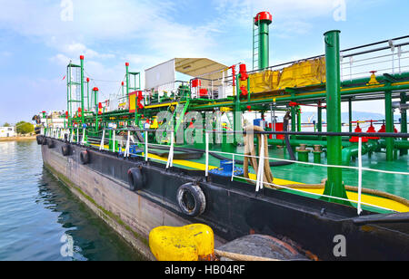 Petroliera nave nella zona industriale di Eleusis Grecia Foto Stock