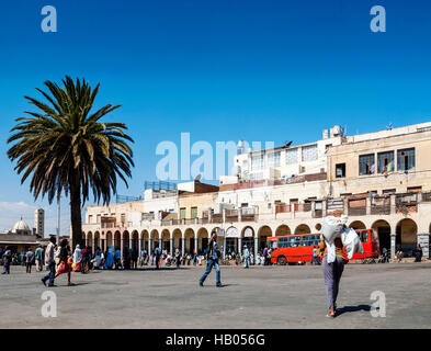 Strada nel mercato centrale zona dello shopping della città di Asmara eritrea Foto Stock