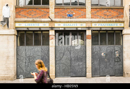 Liberté, egalité, fraternité  iscrizione sulla facciata del marché des Blancs Manteaux mercato, rue des hospitalieres Saint-gervais, quartiere Marais Foto Stock