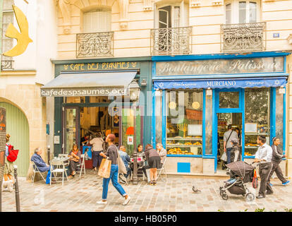 Scena di strada davanti al Cafè des psaumes e boulangerie, pasticceria murciano in parte ebraica del quartiere di Marais Foto Stock