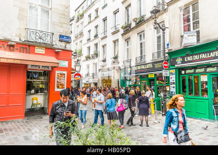 Scena di strada di fronte mi-va-mi, l'come du fallafel fast food negozi in parte ebraica del quartiere di Marais Foto Stock