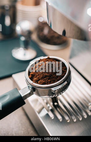 Caffè appena macinato in portafilter Foto Stock