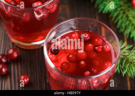 Natale cocktail a base di mirtillo palustre decorate con rami di abete. Close up Foto Stock