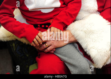 Padre di Natale Santa Claus Saint Nicholas Nick boy sul giro tenendo per mano di Santa Foto Stock