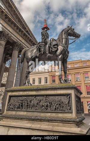 Statua del Duca di Wellington, a cavallo, indossando un cono stradale sulla sua testa. Nella parte anteriore della Galleria di Arte Moderna. Foto Stock