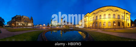 Dresda: la piazza del teatro con la Semper Opera House, il re Giovanni il monumento equestre, cattedrale (Hofkirche), il castello con la casa torre, città vecchia guardia e p Foto Stock