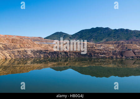 Il Berkeley Pit è un ex fossa aperta miniera di rame situata in Butte, Montana, Stati Uniti. Foto Stock