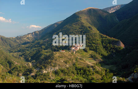 Borgo senza nome sul fianco nord dell'Appennino Marchigiano, Italia Foto Stock