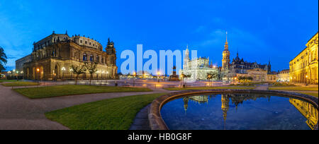 Dresda: la piazza del teatro con la Semper Opera House, il re Giovanni il monumento equestre, cattedrale (Hofkirche), il castello con la casa torre, città vecchia guardia e p Foto Stock