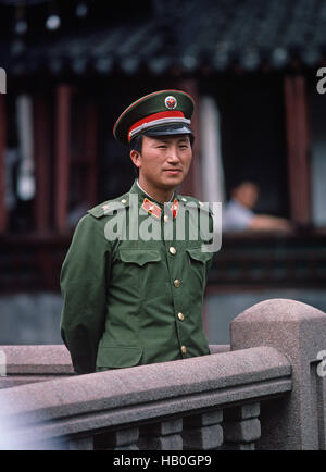 Soldato dell'esercito cinese in posa per una fotografia, Shanghai, Cina,1980 Foto Stock