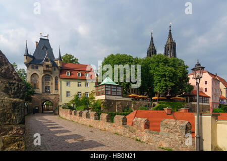 Meißen: Vista dal ponte del castello alla gate centrale e il Albrechtsburg con la cattedrale , Sachsen, Sassonia, Germania Foto Stock