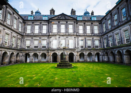 Cortile interno / quadrangolo di Holyrood Palace, Edimburgo, Scozia Foto Stock