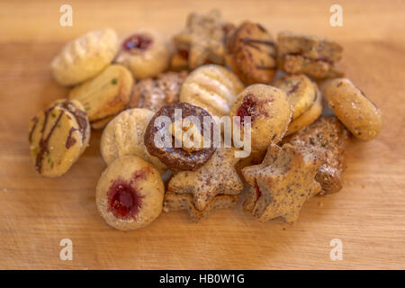 Vari biscotti di Natale su rustiche piatto in legno Foto Stock