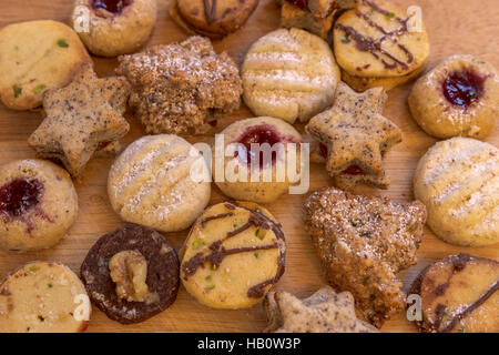 Vari biscotti di Natale su rustiche piatto in legno Foto Stock