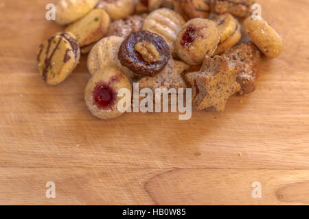 Vari biscotti di Natale su rustiche piatto di legno con lo spazio di testo Foto Stock