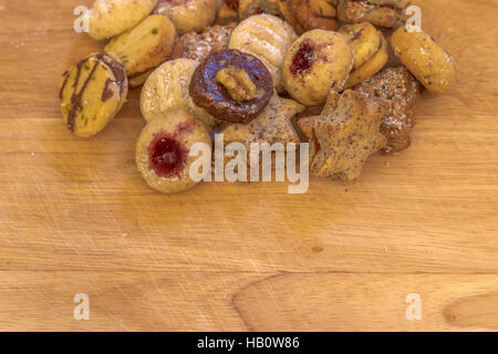 Vari biscotti di Natale su rustiche piatto in legno Foto Stock