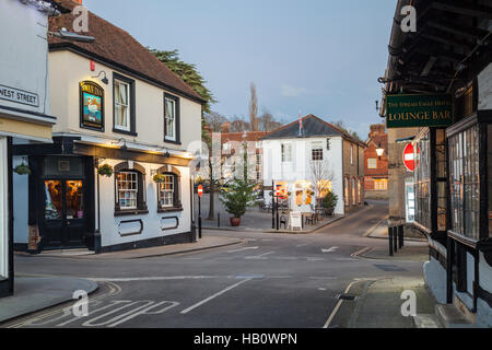 Serata nella storica città di Midhurst, West Sussex, in Inghilterra. Foto Stock