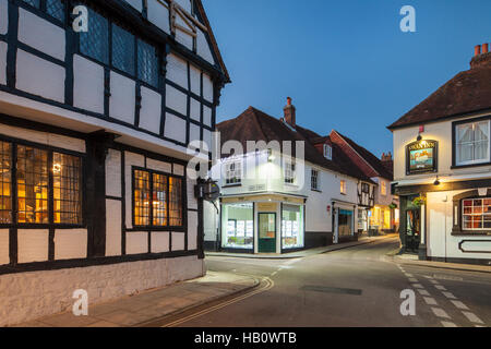 Serata nella storica città di Midhurst, West Sussex, in Inghilterra. Foto Stock