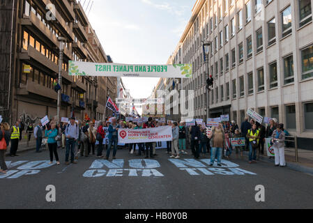 TTIP GAME OVER militante in azione durante una manifestazione pubblica a Bruxelles. Foto Stock