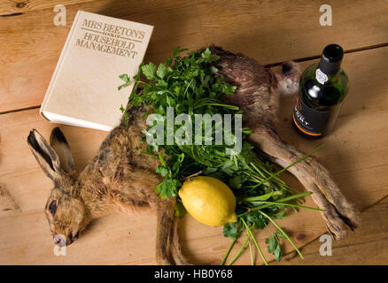 Una lepre su una tavola di pino, pronti da cucinare lepre in salmì, da una ricetta in MRS.beeton del libro di cucina. Foto Stock