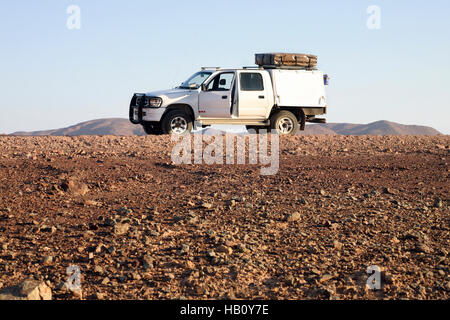 4x4 Toyota pronta per l Africa overland tours e montagna in background, Namibia Foto Stock