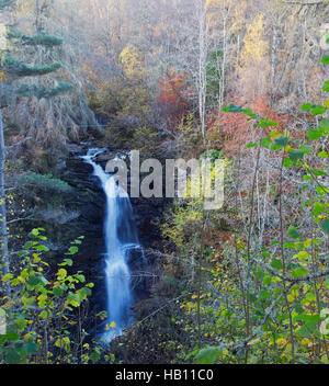 La cascata sul Moness masterizzare cascades dalla Birks di Aberfeldy in Perthsire, Scozia in autunno. Foto Stock