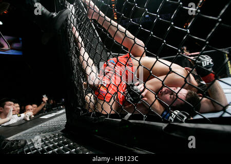 UFC fighter Dong Hyun Kim, top, combatte Amir Sadollah all UFC 114 il 29 maggio 2010 a Las Vegas, Nevada. Foto di Francesco Specker Foto Stock