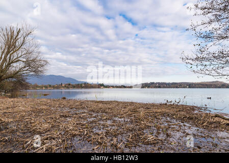 Lago di Monate in autunno visto da Cadrezzate; vista verso - Travedona Monate e Campo dei Fiori; provincia di Varese, Italia Foto Stock