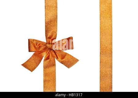 Golden verticali nastri regalo e lussuose bow isolati su sfondo bianco Foto Stock